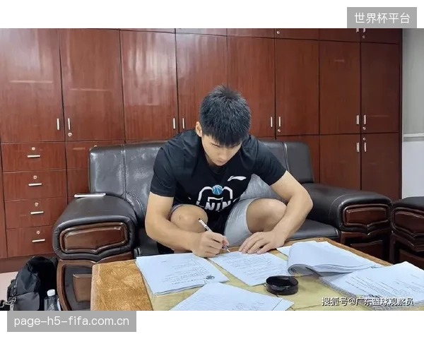 球员在合同谈判中话语权提升，个人商业价值成为影响签约的重要因素。